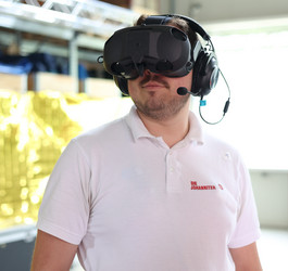 Mann mit VR-Brille und Headset