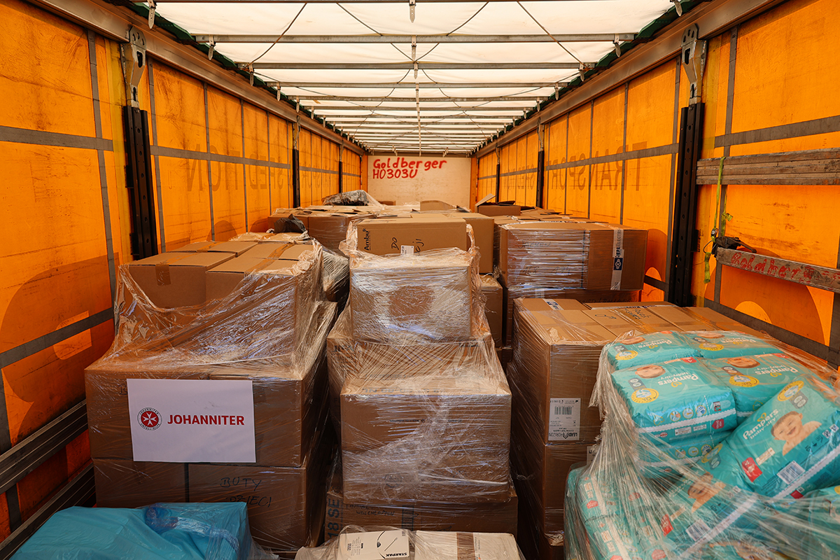 Ein LKW voll beladen mit Hilfsgütern, die an die ukrainische Grenze gebracht werden.