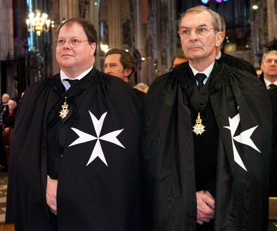 Zwei Mitglieder des Ordens bei einer Messe.
