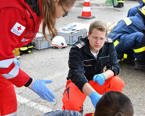Zwei Sanitäter:innen betreuen eine Verletzte bei der Katastrophenschutzübung.