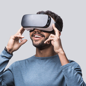 Ein Mann mit VR-Brille