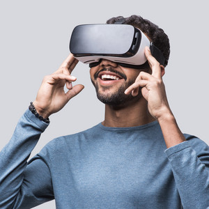Ein Mann mit VR-Brille