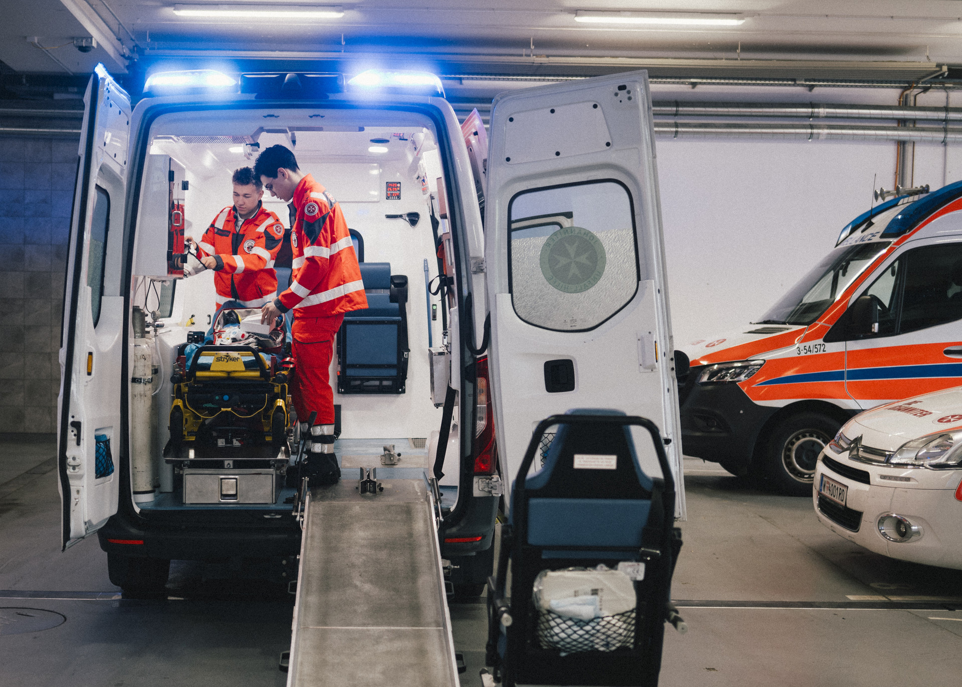 Rettungsauto wird nachbestückt (c) Johanniter