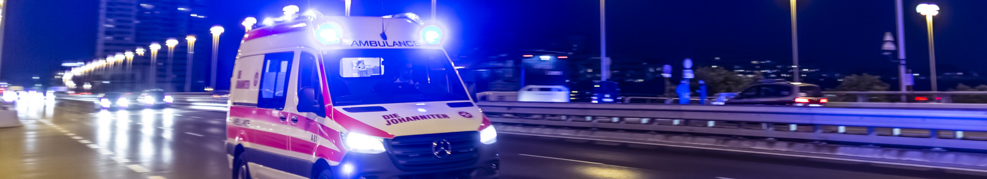 Ein Krankenwagen im Einsatz in der Nacht