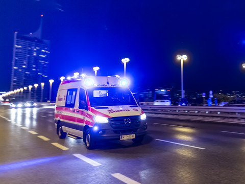 Ein Krankenwagen im Einsatz in der Nacht
