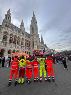 Sanitäter:innen am Rathausplatz beim ESC (c) Johanniter