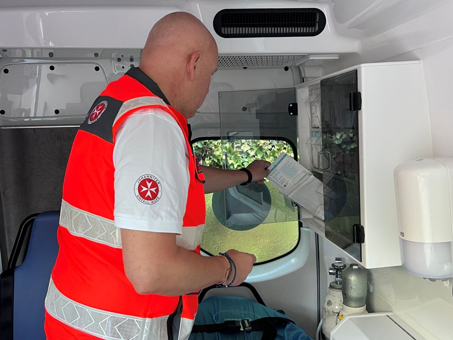 Sanitäter beim Nachbestücken des Rettungsautos (c) Johanniter