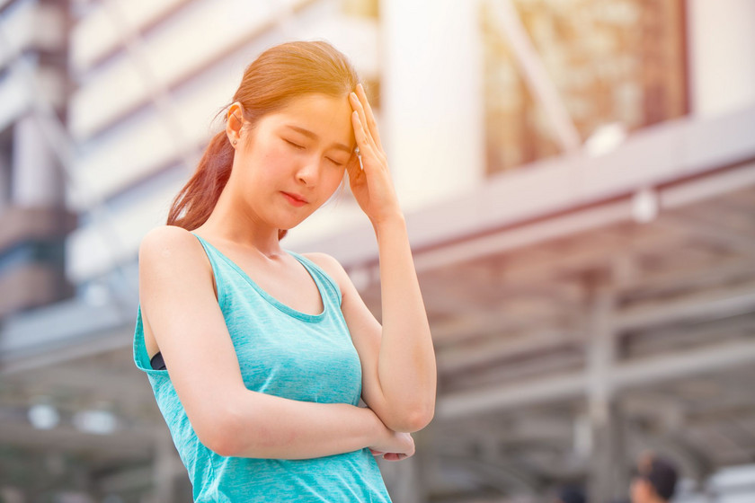 Frau leidet unter Hitze (c) istock/coffeekai
