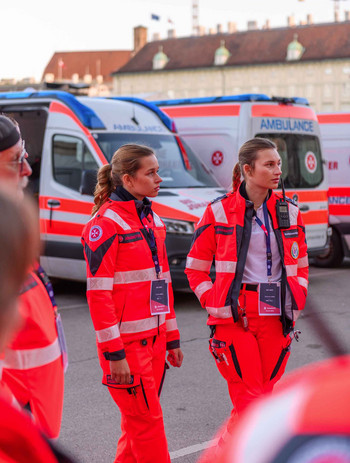 Zwei Sanitäterinnen bei der Besprechung für die Ambulanz.
