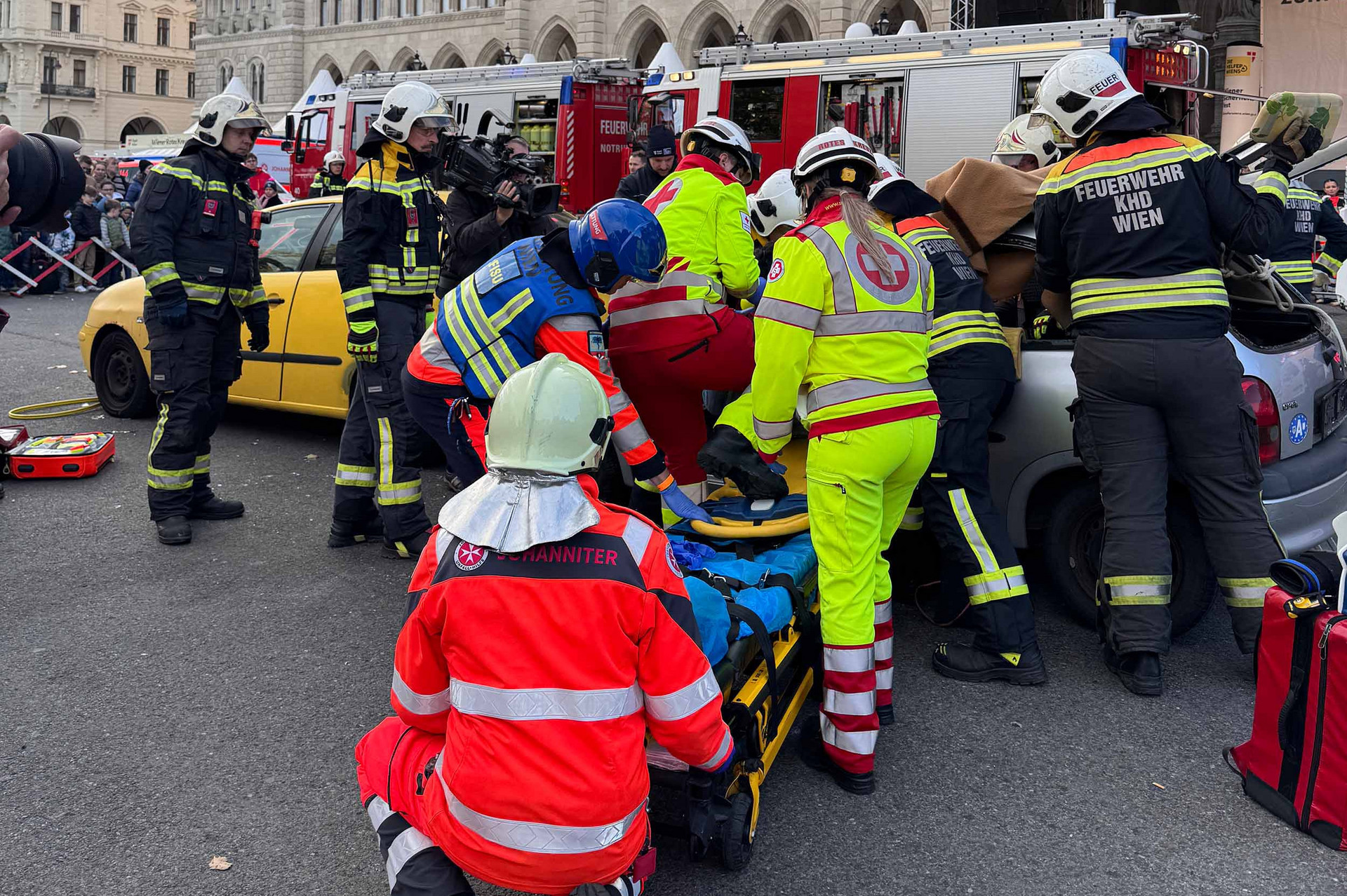Einsatzvorführung Verkehrsunfall vor dem Wiener Rathaus