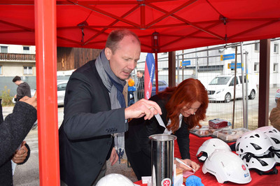 Bürgermeister und Landesrätin befüllen mit beschriebenen Zetteln die Zeitkapsel.