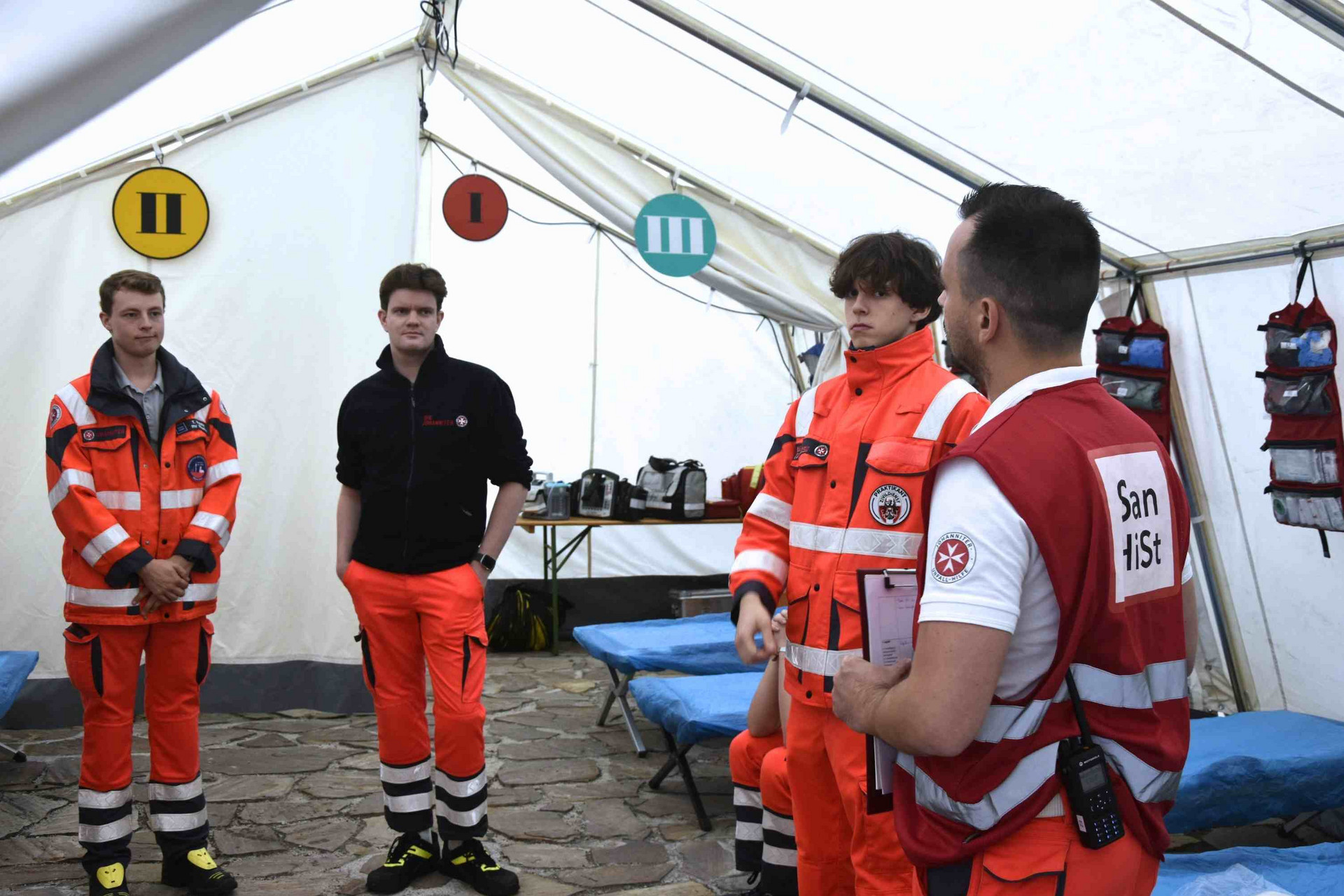 Sanitäter der Johanniter besprechen den Ablauf im Sanitätszelt
