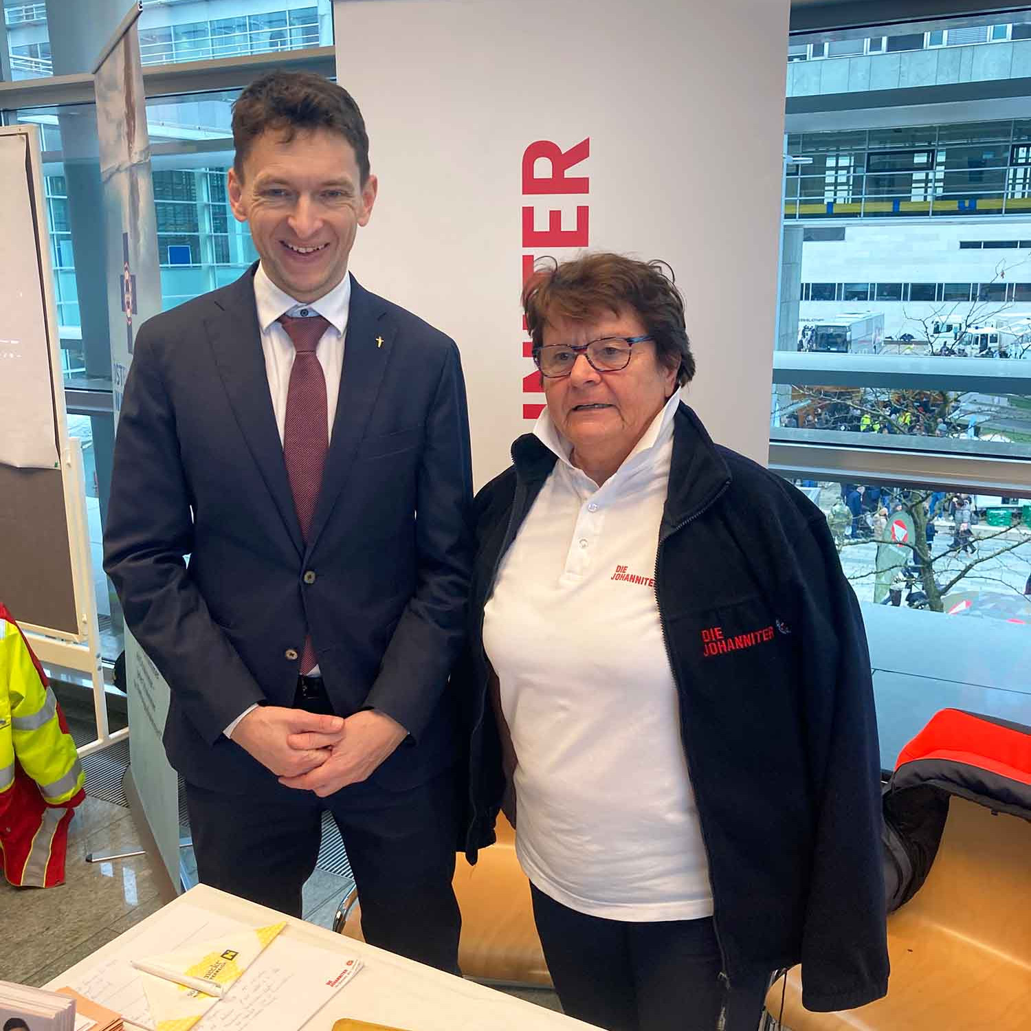 Superintendant Michael Simmer mit Johanniterin Anneliese Gottwald beim Johanniter-Stand.