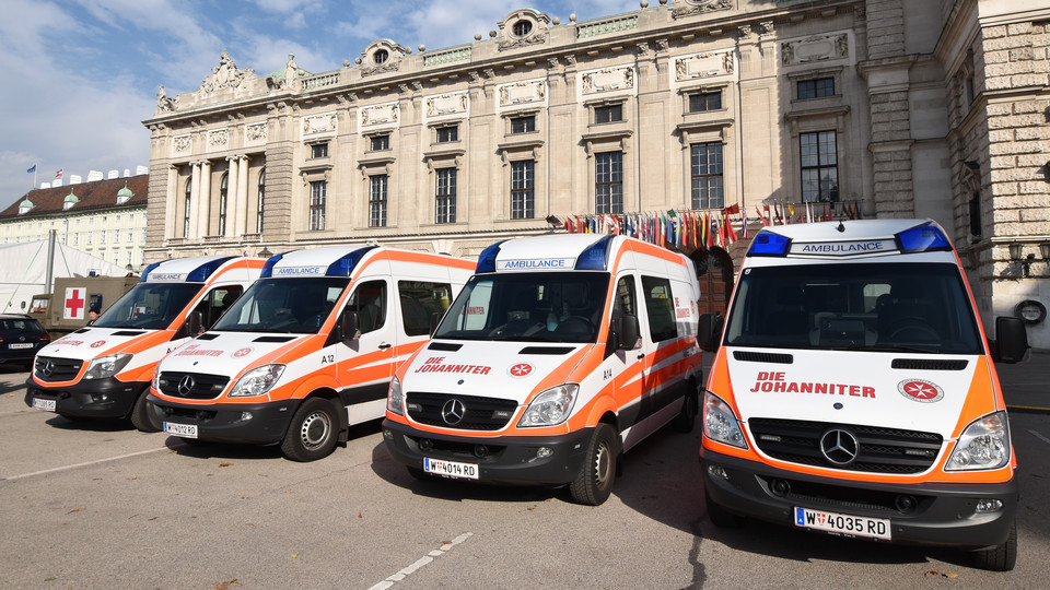 Vier Rettungsautos stehen vor der Hofburg.