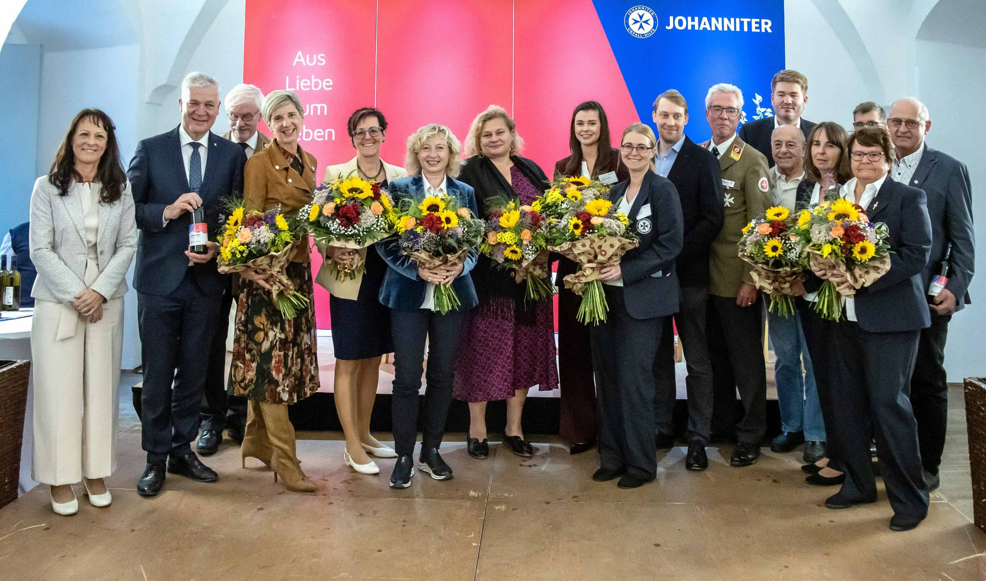 Ein Gruppenfoto der Ehrengäste bei der Eröffnung.