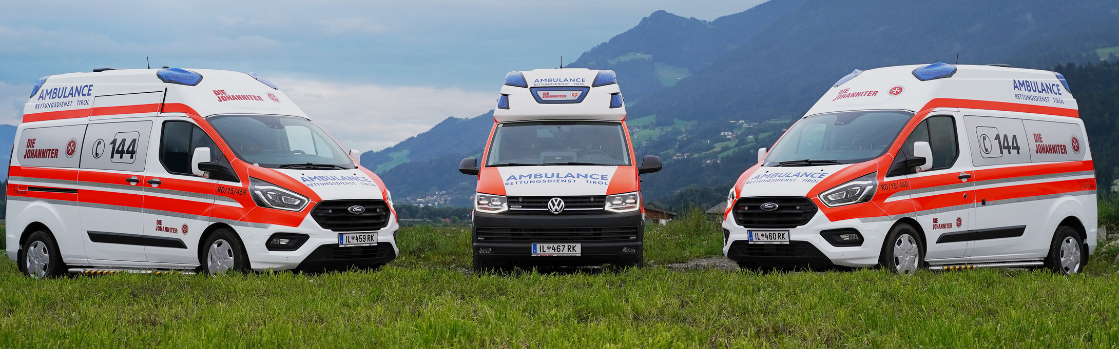 Drei Einsatzautos vom Rettungsdienst Tirol