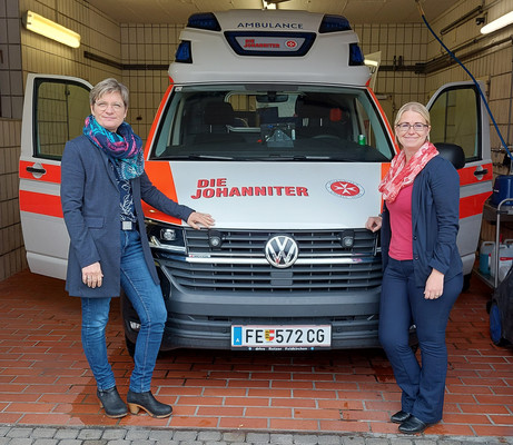 Bundegeschäftsführerin Petra Grell-Kunzinger (rechts) mit der Kärnter Geschäftsführerin Christiane Rusterholz (links)vor Rettungsauto