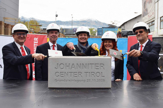 Johanniter und Politiker mit dem Grundstein des "Johanniter Center Tirol"