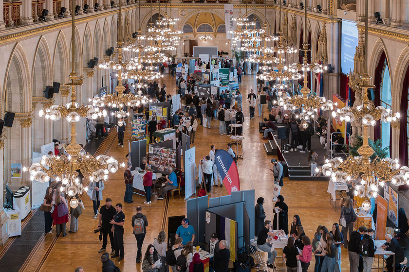 Die Messestände der YOVO25 im Festsaal des Weiner Rathauses.