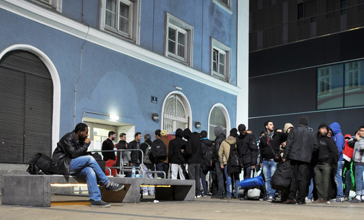 Eine Warteschlange von Flüchtlingen 2015 vor dem "Blauen Haus" am Wiener Westbahnhof.