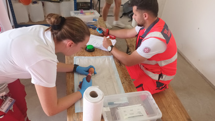 Sanitäterin an einer Übungsstation des "ride & rexcue"-Bewerbs der Johanniter