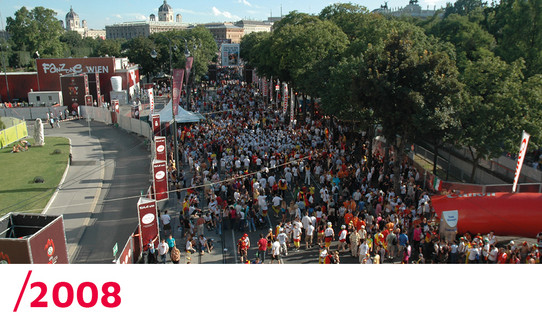 2008: Eine Luftaufnahme der Menschenmenge auf der Fanmeile zur EURO 2008