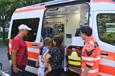 Eine Familie besichtigt das Rettungsauto der Johanniter.