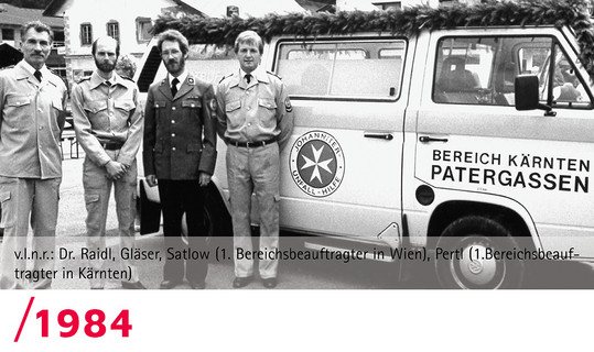 1984: Bereichsbeauftragte und Gründungsmitglieder vor einem Einsatzfahrzeug der Johanniter Patergassen