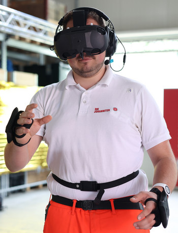 ein Sanitäter mit VR-Brille