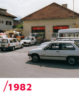 1982: Einsatzfahrzeuge vor der Rettungsstation in Innsbruck