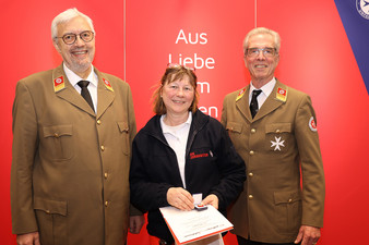 Eva Weninger mit Johanniter-Präsident Johannes Bucher (re) und Hansgeorg Schuster (li), Johanniter-Bereichsbeauftrager Wien/NÖ.