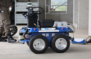 Ein Rettungsroboter mit Sensoren und vier großen Rädern um Gelände absuchen zu können.
