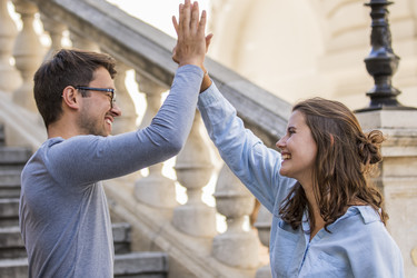 Zwei Ehrenamtliche geben sich ein High Five.