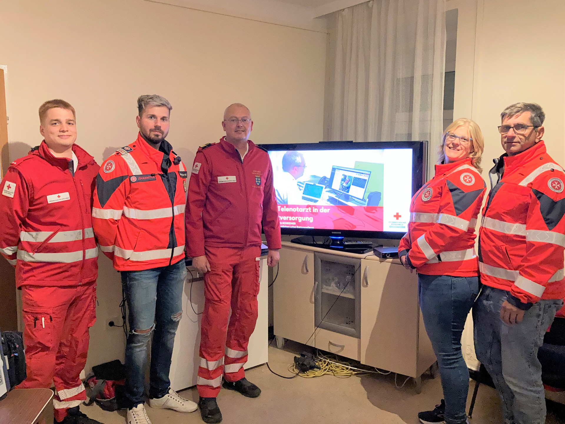 Johanniter werden am Corpuls-Gerät eingeschult.