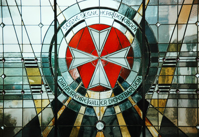 Das Ordenskreuz als Kirchenfenster