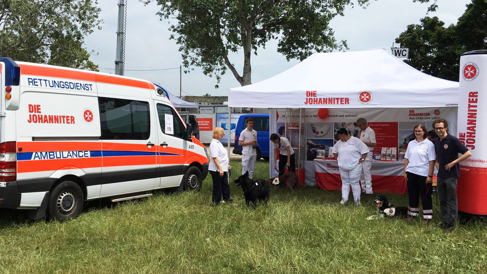 Ein Krankenwagen neben dem Informationsstand auf der Donauinsel