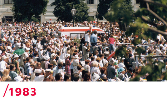 1983: Ein Einsatzfahrzeug mitten in einer großen Menschenmenge