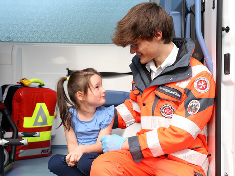 Zivildiener mit junger Patientin (c) Johanniter