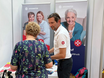 Beratung bei den Senior:innentagen im Donauzentrum (c) Johanniter