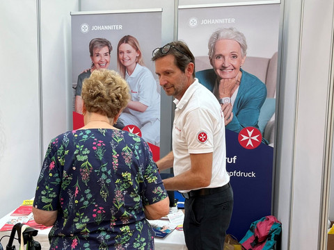 Beratung bei den Senior:innentagen im Donauzentrum (c) Johanniter