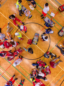 Blick von oben auf die Großschadensübung 2026 in Laa (c) Theo Tersch
