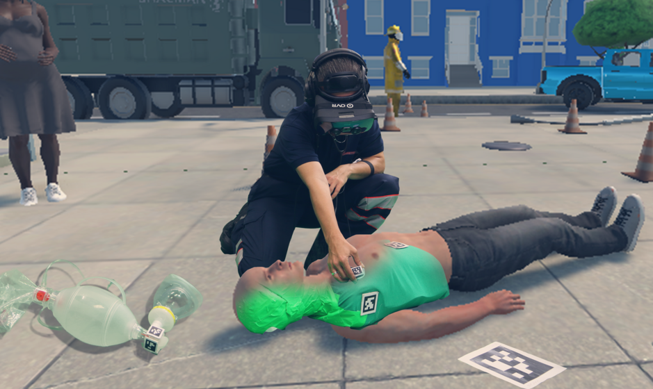 Ein Übungsszenario in der Virtual Reality: Ein Johanniter hilft einer verletzten Person, die am Boden liegt.