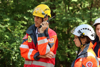 Der Einsatzleiter hört das Funkgerät ab.