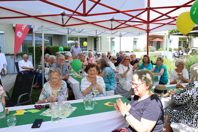 10 Jahre Residenz Schichtgründe - Ausgelassene Stimmung bei den Bewohner:innen (c) Johanniter