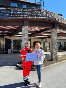 Karin Leeb vom Hotel Hochschober mit den Johannitern (c) Johanniter Kärnten