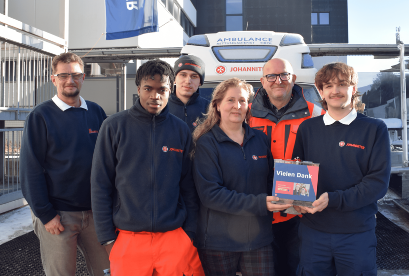 6 Johanniter:innen, darunter der Geschäftsführer, freuen sich über die erworbenen Spenden.