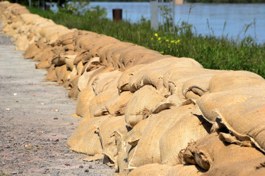 Sandsäcke zum Hochwasserschutz iStock Heiko Küverling