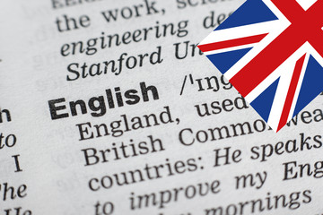 Das Wort "English" im Wörterbuch mit einer britschen Flagge
