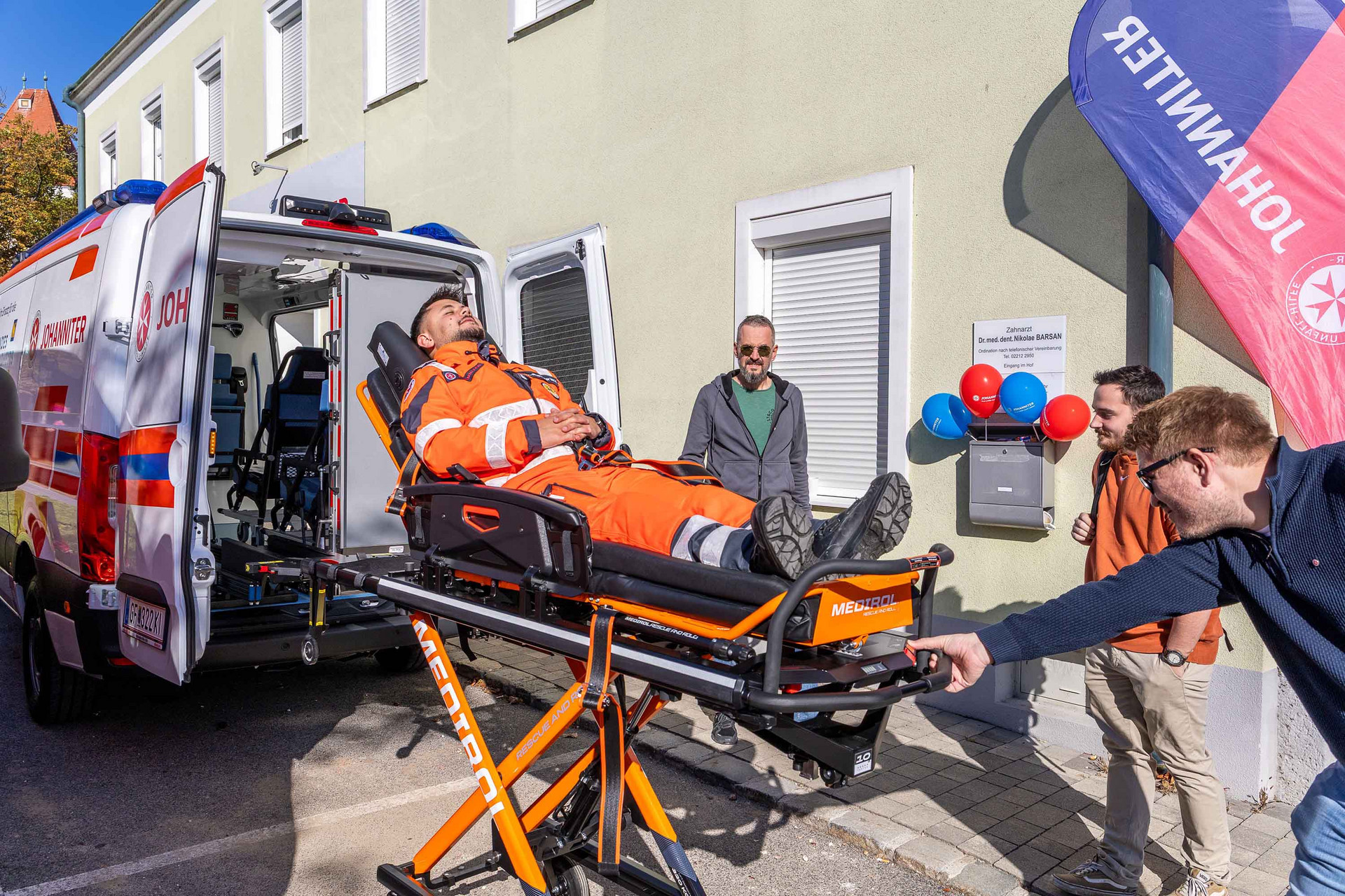 Neue elektrische Trage im Praxistest: ein Sanitäter lässt sich damit ins Auto schieben.