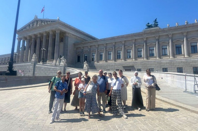 Eine Gruppe des Erasmus Pflegeaustauschs steht vor dem Parlament.
